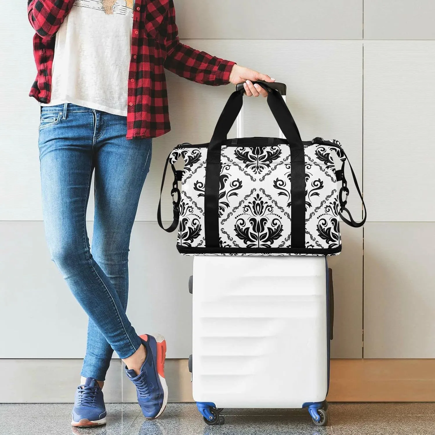 Black Floral Oriental Damask Arabesque Seamless Flowers Pattern Gym Duffel Bag, Polyester Travel Weekender Luggage Handbag with Waterproof Pocket for Wet Items, Unisex Foldable Tote for Sports