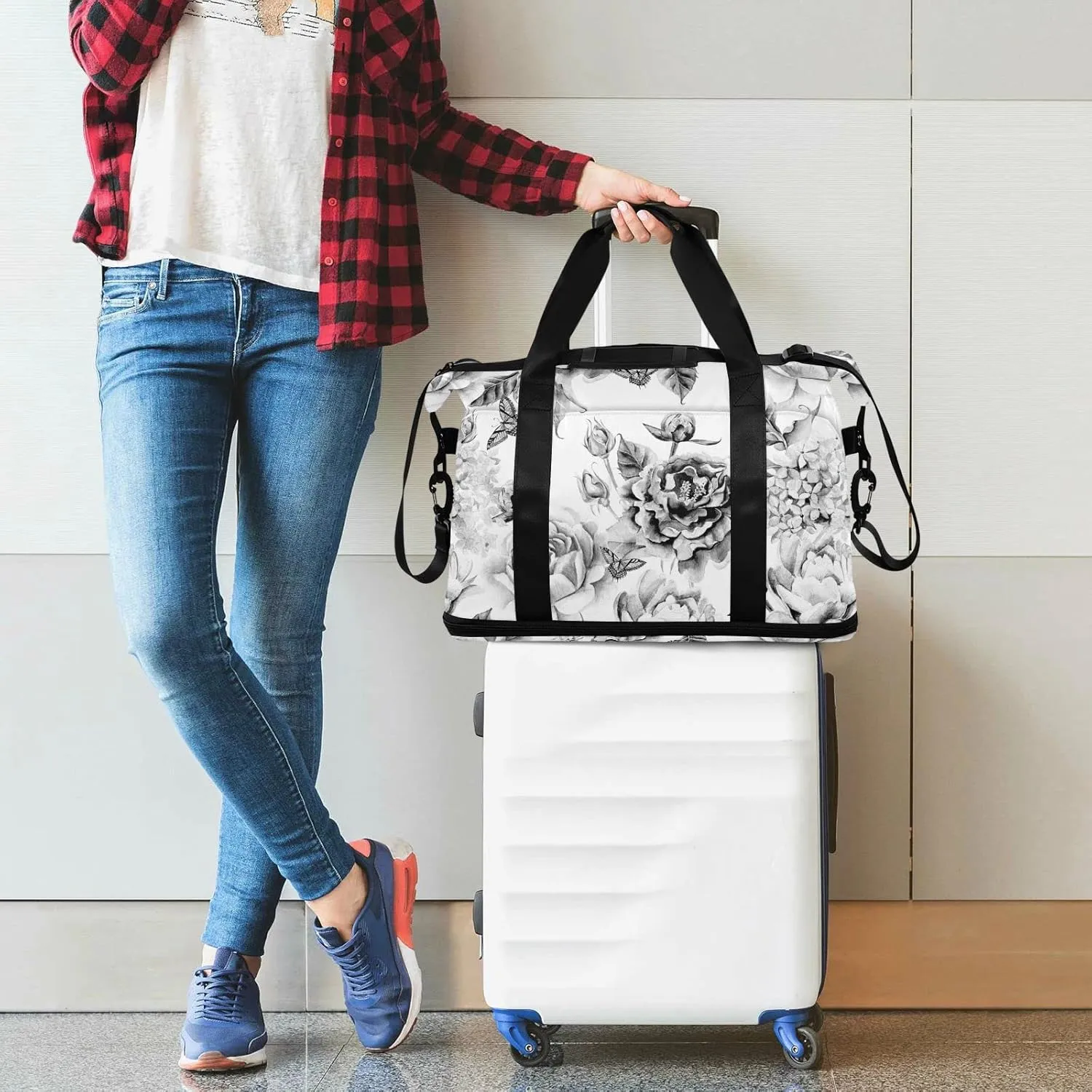 Black White Flowers with Leaves, Hydrangeas, Peonies, Buds and Petals Gym Duffel Bag, Polyester Travel Weekender Luggage Handbag with Waterproof Pocket for Wet Items, Unisex Foldable Tote for Sports