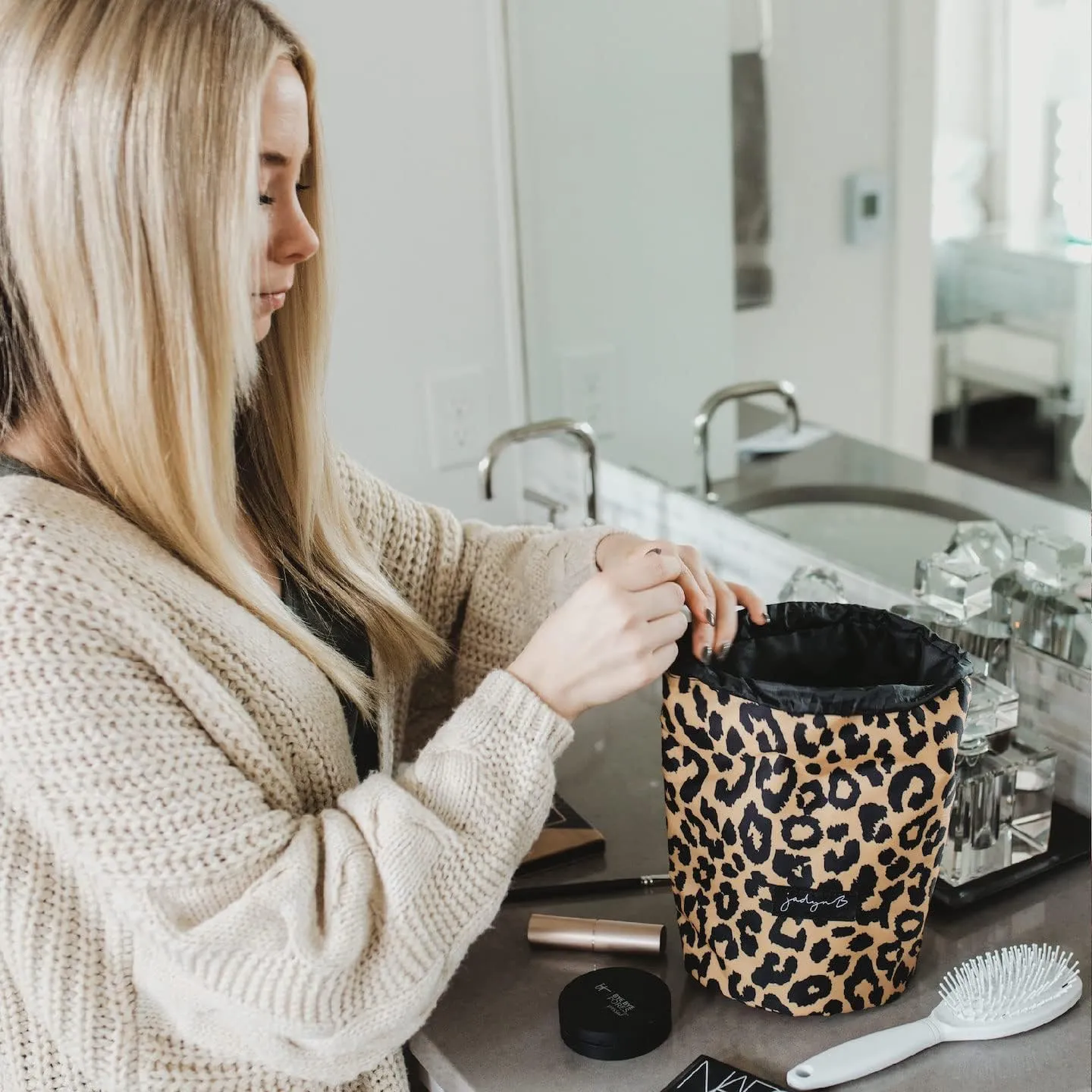 Jadyn Durable Cinch Top Makeup Organizer - Compact Travel Makeup Bag - 7 Interior Pockets for Cosmetics - Drawstring Toiletry Travel Bag for Women - 6L Storage Capacity - (Leopard)
