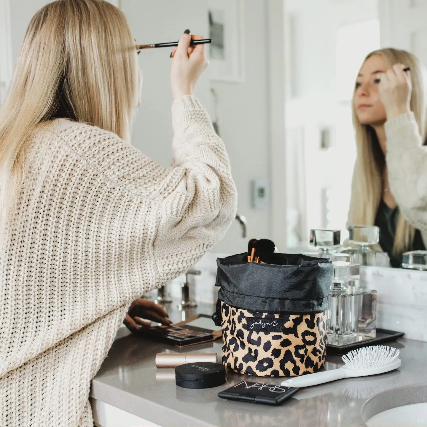 Jadyn Durable Cinch Top Makeup Organizer - Compact Travel Makeup Bag - 7 Interior Pockets for Cosmetics - Drawstring Toiletry Travel Bag for Women - 6L Storage Capacity - (Leopard)